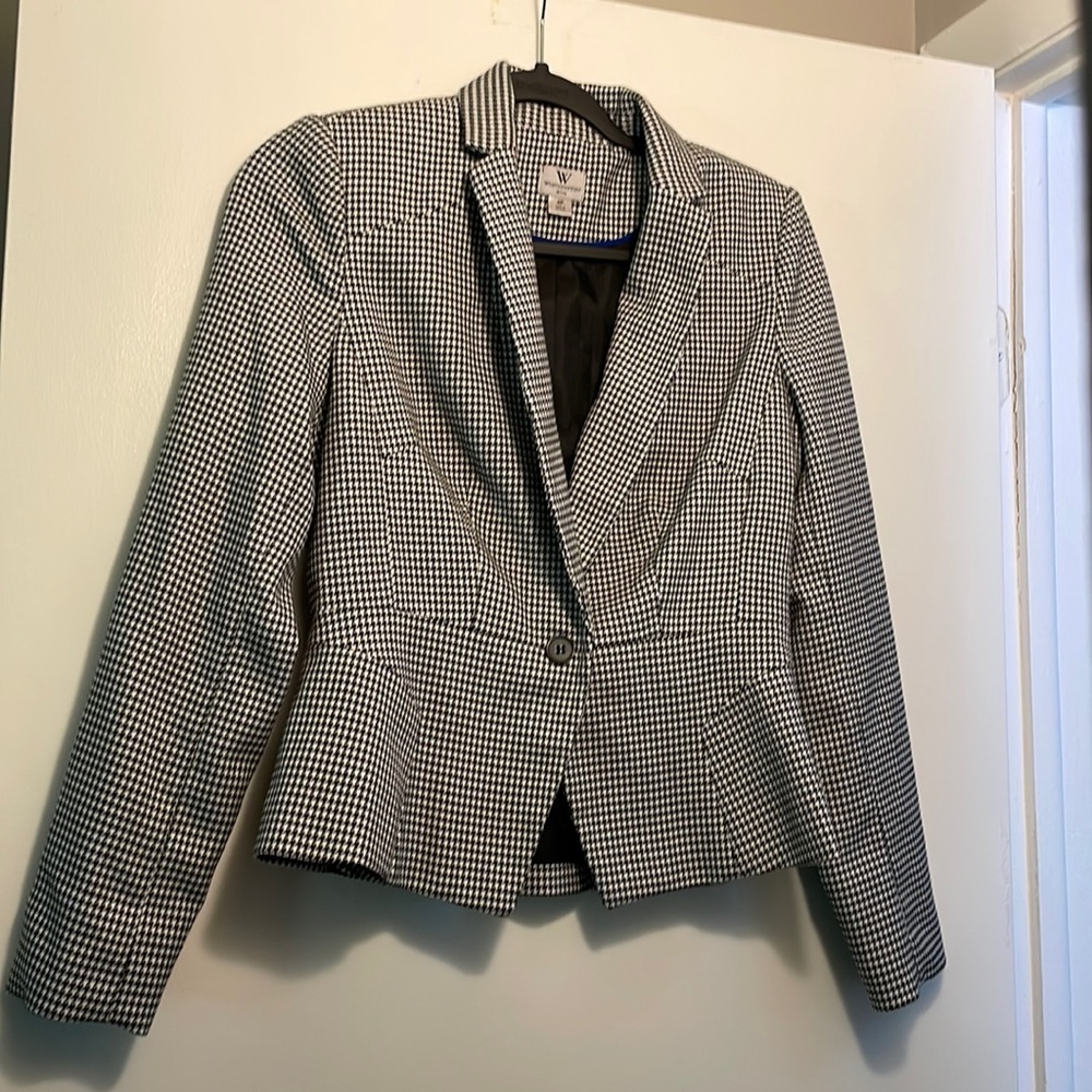 Black/White pattern Blazer. Size 4 (petite)